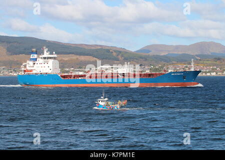 La petroliera Bro in entrata ripartitore sul fiume Clyde, passando Endurance (GW42), una piccola barca da pesca registrate in Glasgow. Foto Stock