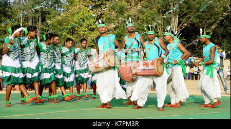 Il folk tribali dell'artista eseguita oraon folk dance Foto Stock