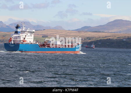 La petroliera Bro in entrata ripartitore sul fiume Clyde, con un'altra entrata nella forma di Nordic Diana in distanza. Foto Stock