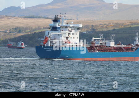 La petroliera Bro in entrata ripartitore sul fiume Clyde, con un'altra entrata nella forma di Nordic Diana in distanza. Foto Stock