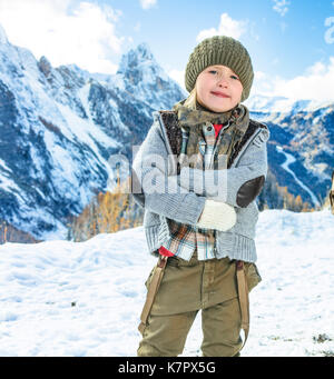 Inverno sul più alto livello di divertimento. moderna madre e figlia turisti contro il paesaggio di montagna in alto adige, italia Foto Stock