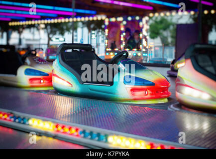 Colorate paraurti elettrico auto nel parco di divertimenti. Foto Stock