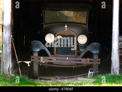 Un vintage automobile in un granaio lungo la US Route 3 in campton, new Hampshire. Foto Stock