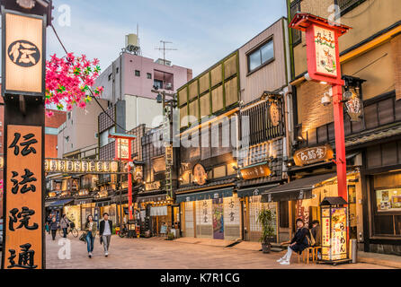 Antica via dello shopping dell'era Edo Dempoin dori con negozi tradizionali ad Asakusa, Tokyo, Giappone Foto Stock