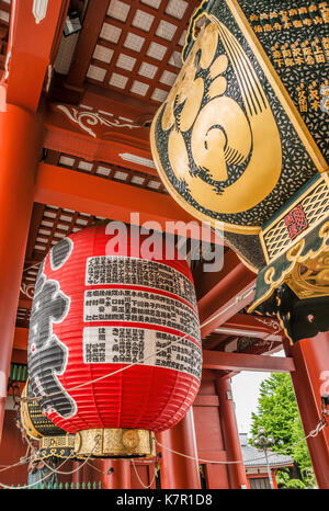 Antica lanterna di carta dell'era Edo all'ingresso del Tempio di Asakusa Kannon, Asakusa, Tokyo, Giappone Foto Stock