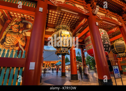 Antica lanterna di carta dell'era Edo all'entrata di Hozomon del Tempio di Asakusa Kannon, Tokyo, Giappone Foto Stock