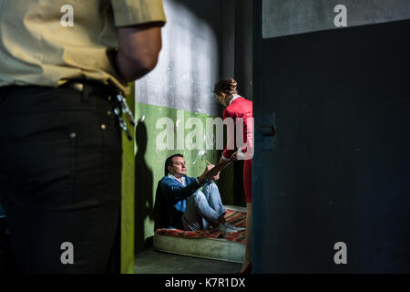 Femmina dedicato attorney visitando un giovane detenuto in un obsoleto Foto Stock