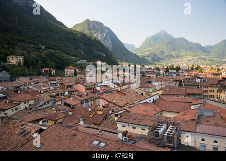 Vista dalla torre dell'orologio, Riva del Garda, la città più grande della riva del lago di Garda, Brescia, Italia Foto Stock