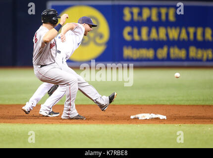 San Pietroburgo, Florida, Stati Uniti d'America. Xvi Sep, 2017. Sarà VRAGOVIC | Orari.Tampa Bay Rays secondo baseman Brad Miller (13) insegue il tiro da interbase Adeiny Hechavarria (11) come il tentativo di raggi per la cattura dei Boston Red Sox primo baseman Mitch Moreland (18) in un fatiscente al volo la sfera da Boston Sox rosso a sinistra fielder Chris giovani (30) nel secondo inning di gioco tra Boston Red Sox e Tampa Bay Rays a Tropicana in Campo San Pietroburgo, Fla. Sabato, Sett. 16, 2017. Credito: Sarà Vragovic/Tampa Bay volte/ZUMA filo/Alamy Live News Foto Stock