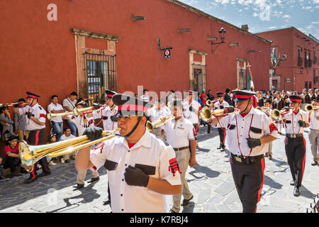 Una scuola militare parate di banda attraverso il quartiere storico durante il giorno dell indipendenza messicana celebrazioni settembre 16, 2017 in San Miguel De Allende, Messico. Foto Stock