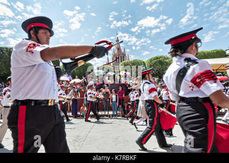 Una scuola militare parate di banda attraverso il jard'n'allende passato gli ornati Parroquia de san miguel arc‡ngel chiesa durante il giorno dell indipendenza messicana celebrazioni settembre 16, 2017 in San Miguel De Allende, Messico. Foto Stock