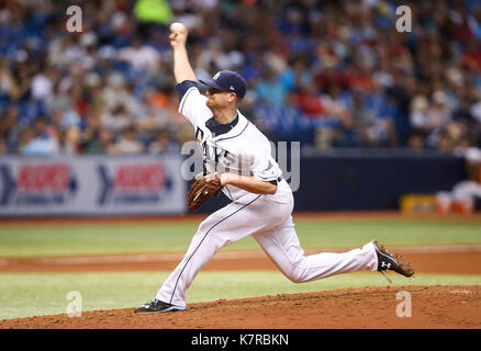 San Pietroburgo, Florida, Stati Uniti d'America. Xvi Sep, 2017. Sarà VRAGOVIC | Orari.Tampa Bay Rays a partire lanciatore Alex Cobb (53) gettando nel quarto inning di gioco tra Boston Red Sox e Tampa Bay Rays a Tropicana in Campo San Pietroburgo, Fla. Sabato, Sett. 16, 2017. Credito: Sarà Vragovic/Tampa Bay volte/ZUMA filo/Alamy Live News Foto Stock