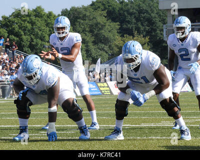 Ncaafb. Xvi Sep, 2017. North Carolina Tar Heels quarterback Chazz Surratt (12) attende la snap durante l'Università della North Carolina Tarheels vs Old Dominion monarchi gioco a SB Ballard Stadium in Norfolk, Virginia Università della Carolina del Nord ha battuto il vecchio dominio 53-23. Jen Hadsell/CSM/Alamy Live News Foto Stock