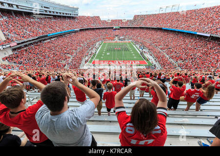 Columbus, Ohio, Stati Uniti d'America. Xvi Sep, 2017. Ohio State Buckeyes ventole display ''O'' alla NCAA Football gioco tra esercito West Point cavalieri neri & Ohio State Buckeyes presso lo Stadio Ohio in Columbus, Ohio. JP Waldron/Cal Sport Media/Alamy Live News Foto Stock