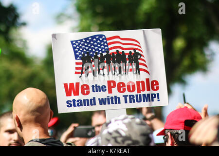 Washington, DC - 16 settembre 2017: manifestanti raccogliere sul National Mall per una manifestazione di protesta a sostegno del presidente Donald Trump, ritenuto il 'maltri di tutti i rally' (moar). Foto Stock