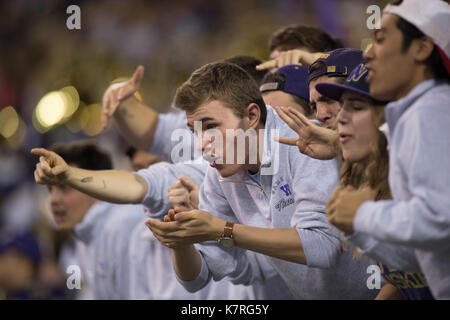 Seattle, WA, Stati Uniti d'America. Xvi Sep, 2017. La Washington sezione studenti (Dawg Pack) durante un NCAA Football gioco tra il Raschino di Fresno membro Bulldogs e il Washington Huskies. Il gioco è stato giocato presso Husky Stadium di Seattle, WA. Jeff Halstead/CSM/Alamy Live News Foto Stock