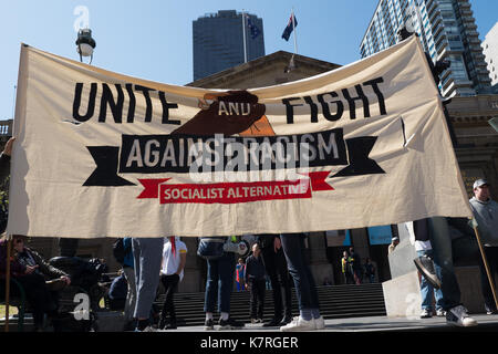 Melbourne Australia contro il fascismo e il razzismo rally detenute sui passi di melbourne biblioteca centrale nel quartiere centrale degli affari. rally tenuto in risposta a una dimostrazione di ala destra gruppi cercando di limitare l' immigrazione, ideologia liberale e il supporto per i musulmani e gli immigrati. un forte sostegno per le popolazioni indigene e le comunità in Australia. Supporto esteso anche a rohinga rifugiati che vivono a Melbourne e quelli cacciati dalle loro terre in Myanmar in Bangladesh. i dimostranti hanno marciato al Vittoriano edificio del Parlamento di affrontare fascista, nativist partiti politici. Foto Stock