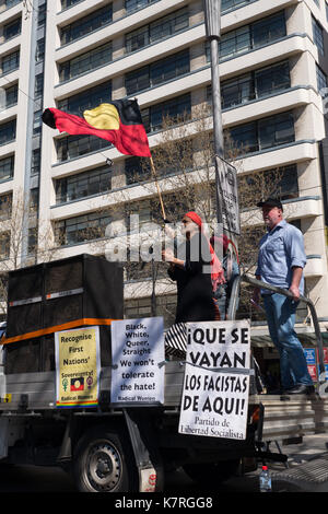 Melbourne Australia contro il fascismo e il razzismo rally detenute sui passi di melbourne biblioteca centrale nel quartiere centrale degli affari. rally tenuto in risposta a una dimostrazione di ala destra gruppi cercando di limitare l' immigrazione, ideologia liberale e il supporto per i musulmani e gli immigrati. un forte sostegno per le popolazioni indigene e le comunità in Australia. Supporto esteso anche a rohinga rifugiati che vivono a Melbourne e quelli cacciati dalle loro terre in Myanmar in Bangladesh. i dimostranti hanno marciato al Vittoriano edificio del Parlamento di affrontare fascista, nativist partiti politici. Foto Stock