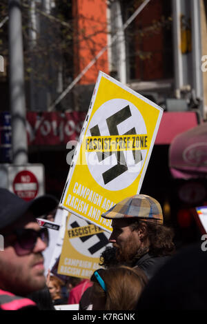 Melbourne Australia contro il fascismo e il razzismo rally detenute sui passi di melbourne biblioteca centrale nel quartiere centrale degli affari. rally tenuto in risposta a una dimostrazione di ala destra gruppi cercando di limitare l' immigrazione, ideologia liberale e il supporto per i musulmani e gli immigrati. un forte sostegno per le popolazioni indigene e le comunità in Australia. Supporto esteso anche a rohinga rifugiati che vivono a Melbourne e quelli cacciati dalle loro terre in Myanmar in Bangladesh. i dimostranti hanno marciato al Vittoriano edificio del Parlamento di affrontare fascista, nativist partiti politici. Foto Stock