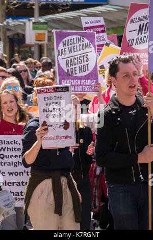 Melbourne Australia contro il fascismo e il razzismo rally detenute sui passi di melbourne biblioteca centrale nel quartiere centrale degli affari. rally tenuto in risposta a una dimostrazione di ala destra gruppi cercando di limitare l' immigrazione, ideologia liberale e il supporto per i musulmani e gli immigrati. un forte sostegno per le popolazioni indigene e le comunità in Australia. Supporto esteso anche a rohinga rifugiati che vivono a Melbourne e quelli cacciati dalle loro terre in Myanmar in Bangladesh. i dimostranti hanno marciato al Vittoriano edificio del Parlamento di affrontare fascista, nativist partiti politici. Foto Stock