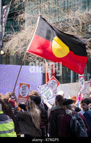 Melbourne Australia contro il fascismo e il razzismo rally detenute sui passi di melbourne biblioteca centrale nel quartiere centrale degli affari. rally tenuto in risposta a una dimostrazione di ala destra gruppi cercando di limitare l' immigrazione, ideologia liberale e il supporto per i musulmani e gli immigrati. un forte sostegno per le popolazioni indigene e le comunità in Australia. Supporto esteso anche a rohinga rifugiati che vivono a Melbourne e quelli cacciati dalle loro terre in Myanmar in Bangladesh. i dimostranti hanno marciato al Vittoriano edificio del Parlamento di affrontare fascista, nativist partiti politici. Foto Stock