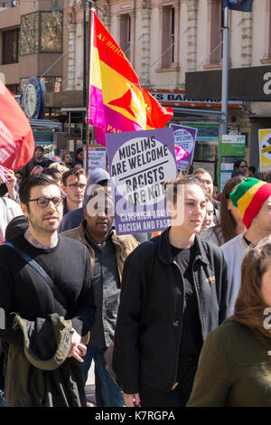 Melbourne Australia contro il fascismo e il razzismo rally detenute sui passi di melbourne biblioteca centrale nel quartiere centrale degli affari. rally tenuto in risposta a una dimostrazione di ala destra gruppi cercando di limitare l' immigrazione, ideologia liberale e il supporto per i musulmani e gli immigrati. un forte sostegno per le popolazioni indigene e le comunità in Australia. Supporto esteso anche a rohinga rifugiati che vivono a Melbourne e quelli cacciati dalle loro terre in Myanmar in Bangladesh. i dimostranti hanno marciato al Vittoriano edificio del Parlamento di affrontare fascista, nativist partiti politici. Foto Stock