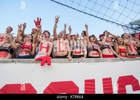 Houston, TX, Stati Uniti d'America. Xvi Sep, 2017. Houston Cougars ventole nella sezione studenti prima di un NCAA Football gioco tra il riso gufi e l'Università di Houston Cougars a TDECU Stadium di Houston, TX. Houston ha vinto il gioco 38-3.Trask Smith/CSM/Alamy Live News Foto Stock