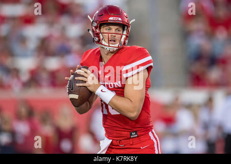 Houston, TX, Stati Uniti d'America. Xvi Sep, 2017. Houston Cougars quarterback Kyle Allen (10) guarda a passare durante il primo trimestre di un NCAA Football gioco tra il riso gufi e l'Università di Houston Cougars a TDECU Stadium di Houston, TX. Houston ha vinto il gioco 38-3.Trask Smith/CSM/Alamy Live News Foto Stock