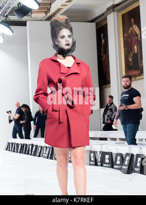 16 settembre : backstage di john herrera mostra alla freemasons Hall di Londra. john herrera è mostrare il suo armada modello di raccolta delle prove sulla passerella credito: ghene snowdon/alamy live news Foto Stock