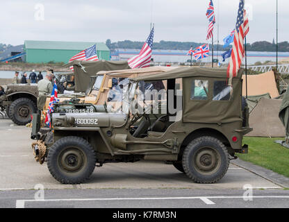 Chatham, Kent, Regno Unito. 17 Settembre 2017.portando in vita il passato con 1940s periodo abito e guerra mondiale era di 2 automobili e aerei al saluto alla 40's Vintage Weekend a Chatham Historic Dockyard. © Matthew Richardson/Alamy Live News Foto Stock