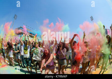 San Paolo, Brasile - 16 settembre 2017: Persone durante il Festival del colore Holi. Holi è una tradizione nell'arrivo della primavera in India. Foto Stock