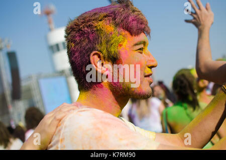 San Paolo, Brasile - 16 settembre 2017: Persone durante il Festival del colore Holi. Holi è una tradizione nell'arrivo della primavera in India. Foto Stock