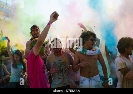 San Paolo, Brasile - 16 settembre 2017: Persone durante il Festival del colore Holi. Holi è una tradizione nell'arrivo della primavera in India. Foto Stock