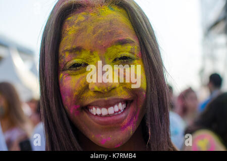 San Paolo, Brasile - 16 settembre 2017: Persone durante il Festival del colore Holi. Holi è una tradizione nell'arrivo della primavera in India. Foto Stock