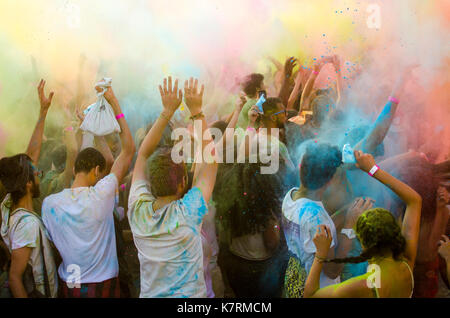 San Paolo, Brasile - 16 settembre 2017: Persone durante il Festival del colore Holi. Holi è una tradizione nell'arrivo della primavera in India. Foto Stock