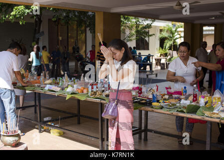 Kuala Lumpur, Malesia. Xvii Sep, 2017. buddista tailandese devoti sono illustrati durante le preghiere send off anime di antenati evento presso il buddista tailandese chetawan tempio a Petaling Jaya, Malaysia il 17 settembre 2017 credit: Chris jung/zuma filo/alamy live news Foto Stock