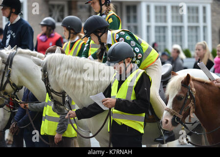 Chiesa di San Giovanni Evangelista, Londra, Regno Unito. Xvii settembre 2017. Il cavaliere annuale e la domenica servizio di chiesa che si tiene a San Giovanni la Chiesa che celebra la bicicletta in città. Credito: Matteo chattle/alamy live news Foto Stock