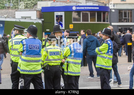 Londra REGNO UNITO. Xvii Settembre 2017. Visibili di sicurezza con un maggior numero di funzionari di polizia per la partita tra Chelsea e Arsenal dopo il recente bombardamento del tubo in Parsons Green situato nelle vicinanze dell'Stadio Stamford Bridge Foto Stock