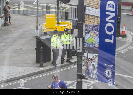 Londra REGNO UNITO. Xvii Settembre 2017. Visibili di sicurezza con un maggior numero di funzionari di polizia per la partita tra Chelsea e Arsenal dopo il recente bombardamento del tubo in Parsons Green situato nelle vicinanze dell'Stadio Stamford Bridge Foto Stock