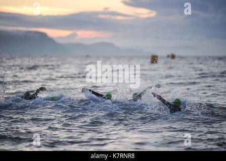 Weymouth Dorset, Regno Unito. Xvii Sep, 2017. i partecipanti iniziano la nuotata gamba dell'IRONMAN 70,3 weymouth gara. Credito: David partridge/alamy live news Foto Stock