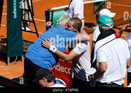 Oeiras, Portogallo. 17 Settembre 2017. Il capo tedesco del tennis maschile Boris Becker congrata con Jan-Lennard Struff durante la partita di play-off della Coppa Davis tra Portogallo e Germania al Centro desiderio. Credit: Frank Molter/Alamy Live News Foto Stock