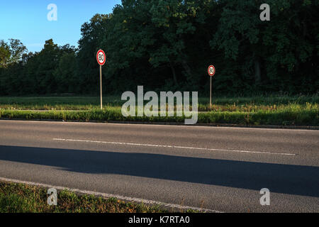 Al mattino e al mattino, con due cartelli stradali (80 km) sulla strada per München, Germania Foto Stock