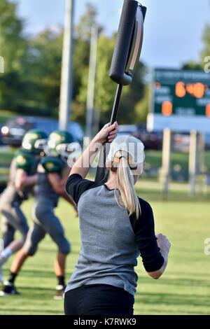 Donna che tiene premuto il marcatore alla partita di calcio Foto Stock