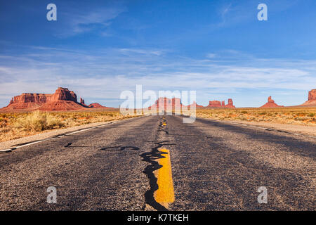 Autostrada attraverso la monument valley, Arizona. Foto Stock