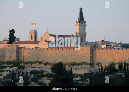 Vista della torre campanaria del francescano san salvatore o di San salvador il monastero e la torretta e frontoni del co-cattedrale del santissimo nome di Gesù e del patriarcato latino complesso edilizio nel quartiere cristiano della città vecchia di Gerusalemme Israele Foto Stock