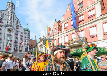 Fischertag (pescatori giorno), la sfilata delle Guardie della città in costumi tradizionali nella parte anteriore del Rathaus (Municipio), Memmingen, Schwaben, Svevia, Baviera, Baviera, Foto Stock