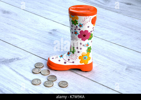 Floral Salvadanaio Salvadanaio con chiave Foto stock - Alamy