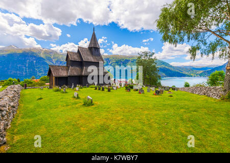 Chiesa di Urnes Stave a Ornes sul Lustrafjorden, parte del Sognefjord, Norvegia, Scandinavia Foto Stock