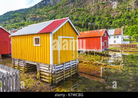 Boathouses in legno di Solvorn, Lustrafjorden, Sognefjord, Norvegia Foto Stock