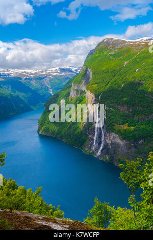 Vista dall'alto verso la cascata delle sette Sorelle e il Geirangerfjorden con le montagne circostanti, la Norvegia Foto Stock